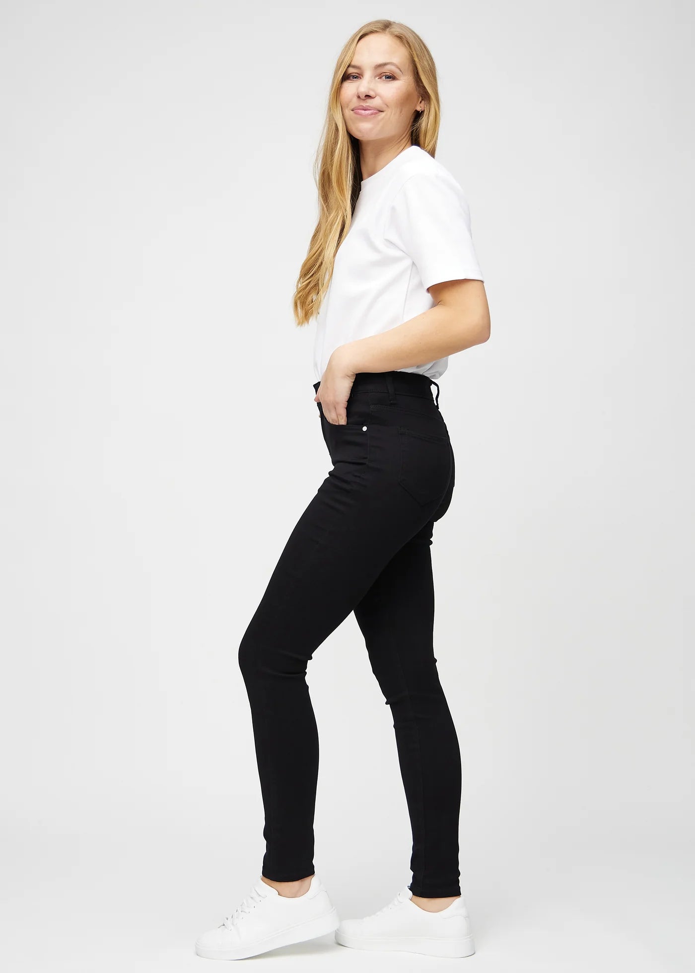 no fade black jeans for women
